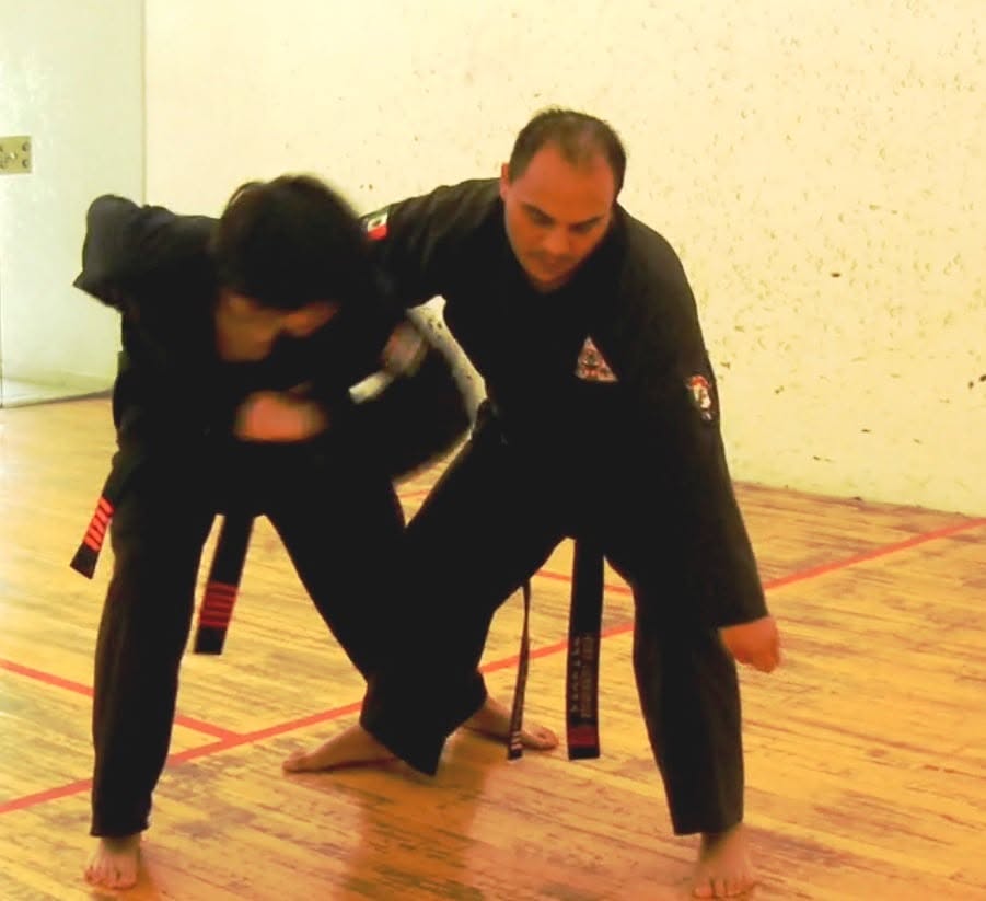 Instructor de IPTAM enseñando una técnica de defensa personal a un alumno