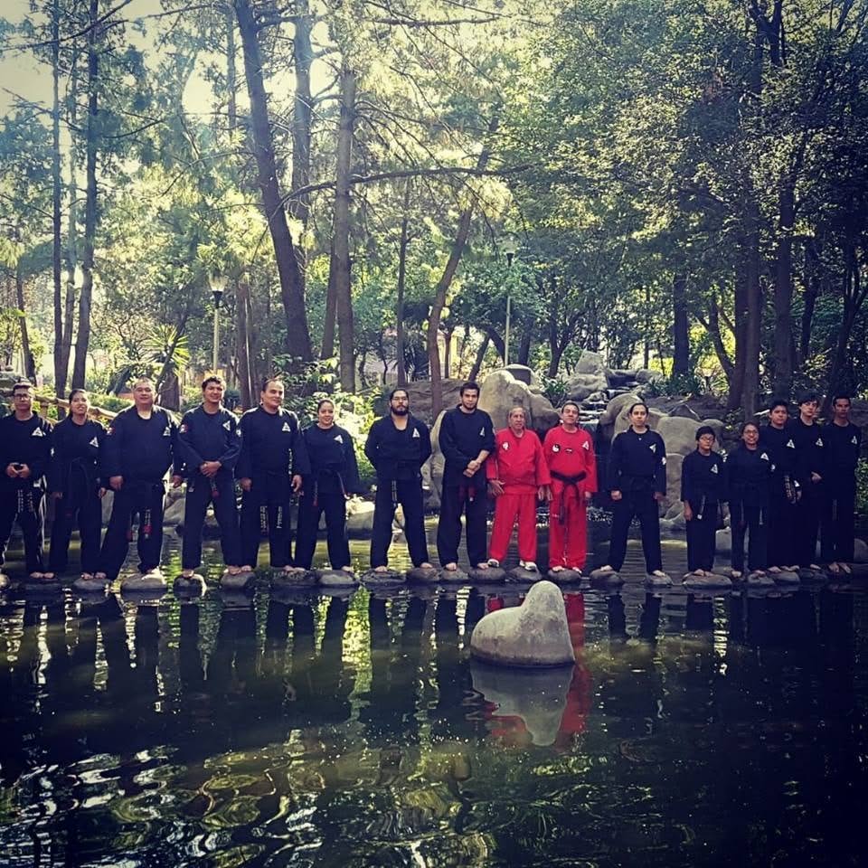Grupo de IPTAM Karate Kenpo reunido en un jardín