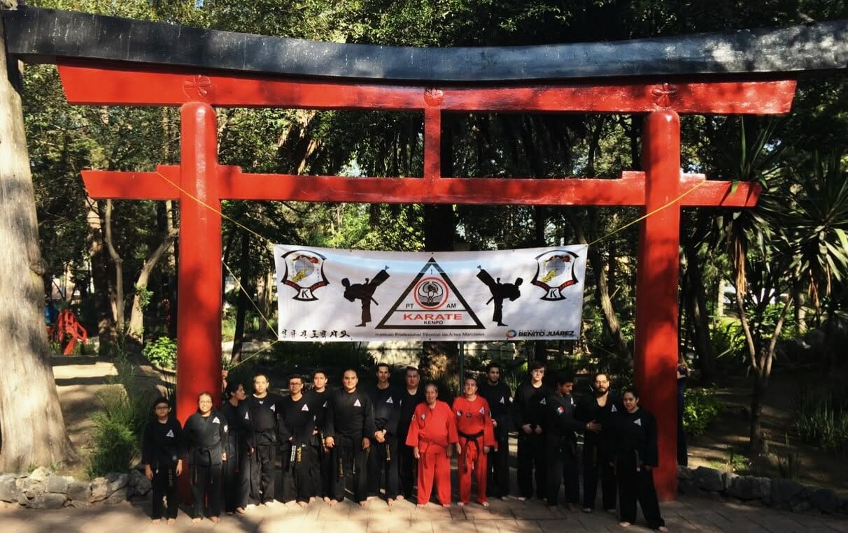 Grupo de IPTAM Karate Kenpo frente a un torii